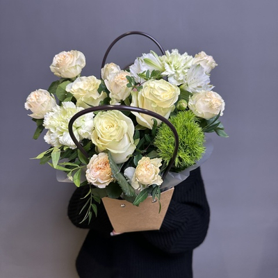 Композиция в сумочке "Mируша" (роза кустовая,альстромерия,диантус)