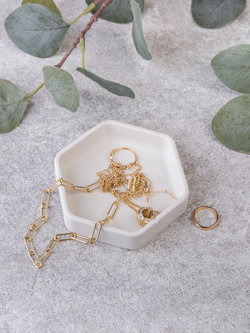 Статуэтка Йогиня на подставке шестиугольник