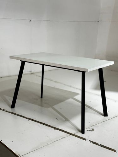 Стол ФИН 140 Белый, стекло/ Черный каркас