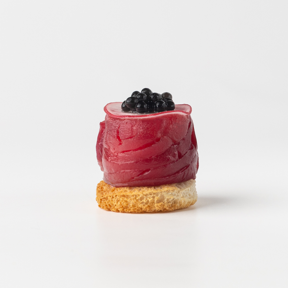 Рулетик из семги гравлакс и икрой 16 шт