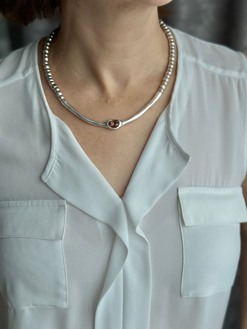 Колье из шариков и дуги с персиковым кристаллом, матовое серебро