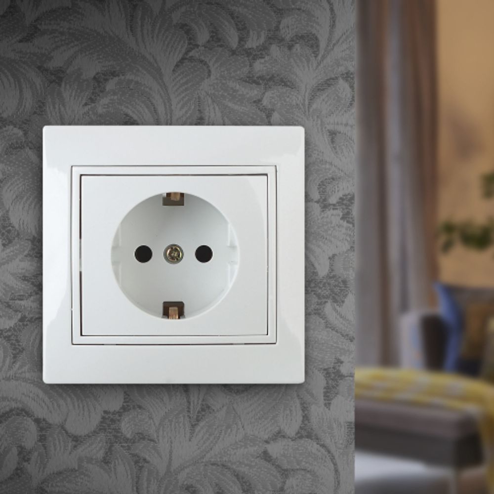 Розетка Intro Plano 1Э-206-01 с заземлением 2P+E Schuko со шторками, 16А-250В, СУ, без лапок, белый