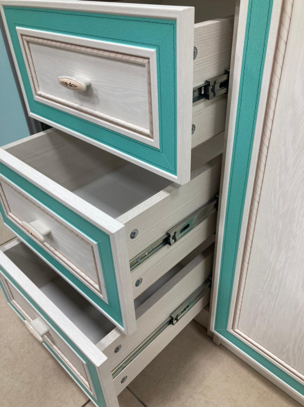 Пенала Миндал 06.25-03 со стеклом аруша венге/кожа мята