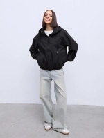 Ветровка с капюшоном