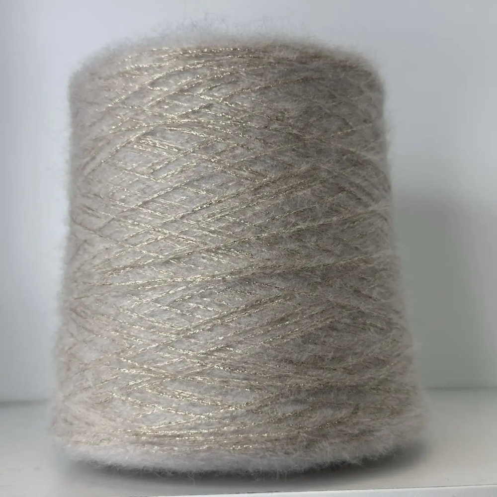 LUCKY - Industria Italiana Filati; 46% меринос, 17% альпака, 37% люрекс; 300м/100гр; col. 2776, цвет: бежевая нить золотой люрекс