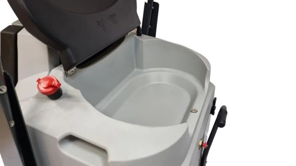 Машина подметальная Bennett Tornado 700bd (Li-ion 300A) с местом оператора BNT93020-li300