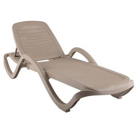 Шезлонг пластиковый с подлокотниками "Капри" (Имитация плетения). Цвет: Мокко