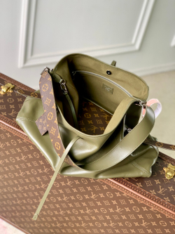 Louis Vuitton Carryall Vibe MM