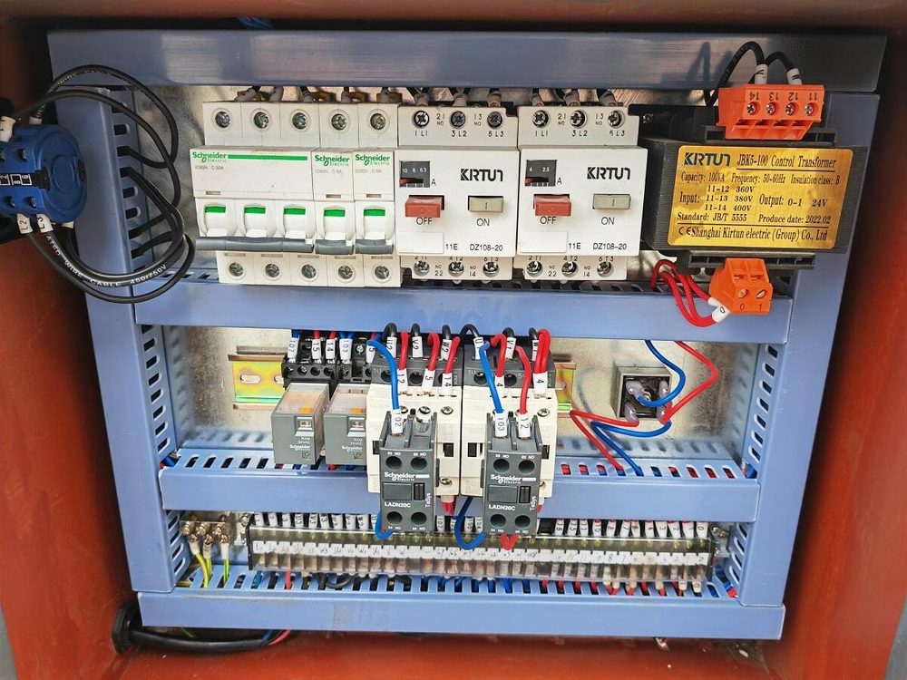 MetalTec BS 350 CZ ленточнопильный станок c поворотом пильного модуля под углом 45 - 90°