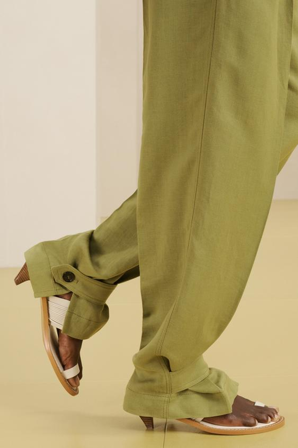 ZARA БРЮКИ СО СРЕДНЕЙ ТАЛИЕЙ С ВЫТАЧКАМИ, ЗЕЛЕНЫЙ