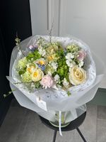 Букет сборный из кустовых пионовидных роз, ранункулюсов, скабиозы, маттиолы и веток спиреи