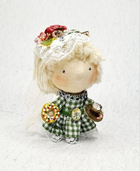 Куколка Франческа с пончиком,  подвеска муми