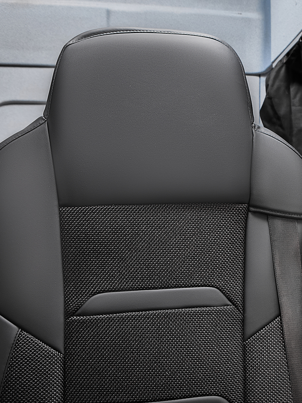 Чехлы Люкс КамАз 5490 K4 с 2014 года (экокожа+рогожка, черный, черная вставка)