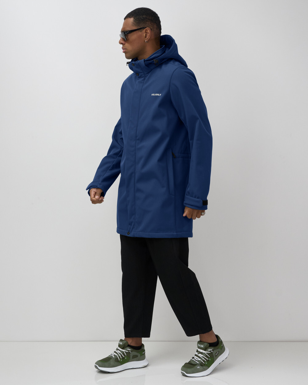 Парка спортивная мужская с капюшоном softshell синего цвета 9565S