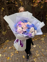 Букет с разноцветной хризантемой