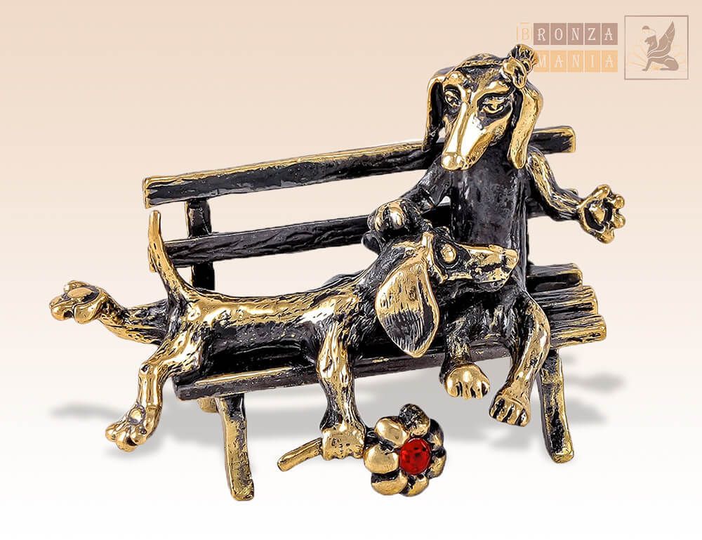 фигурка Собаки Таксы на лавке