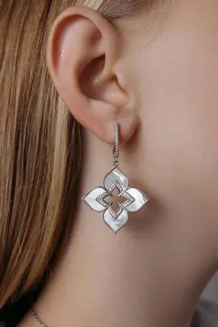 Серьги "TRUE FLOWERS" динамичные с перламутром в серебре