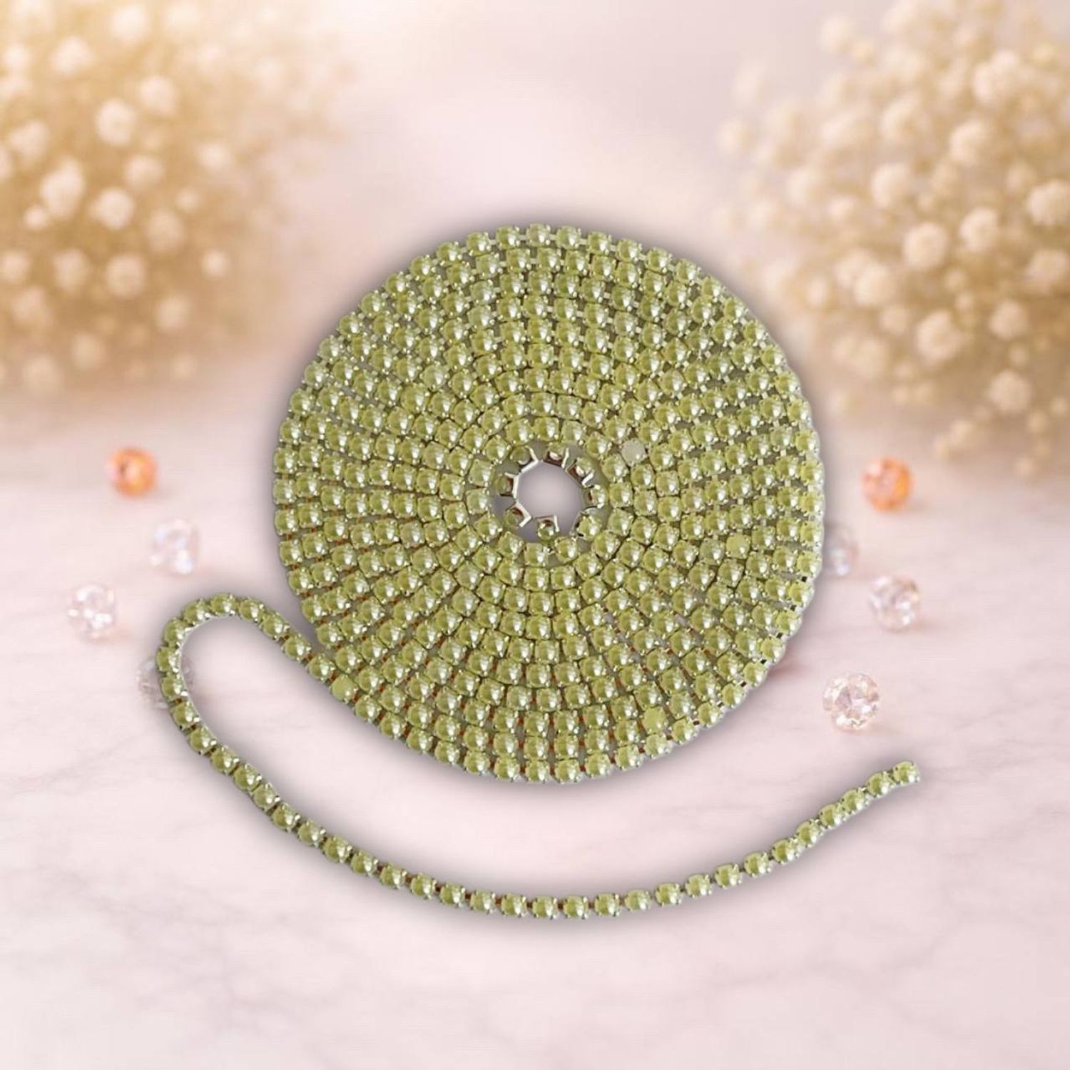 стразовая лента с молочной жемчуженой на серебро метале,1метр