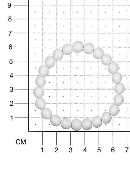 Фото браслета из керамики на белом фоне вид на размерной сетке