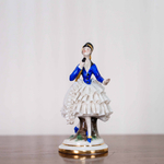 Светская дама с зонтиком