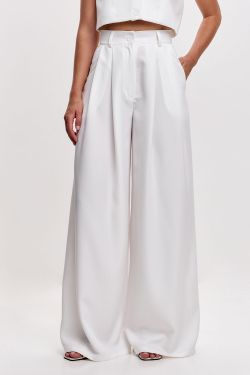Свободные брюки с защипами белого цвета