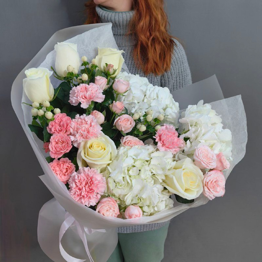 Авторский букет с белыми гортензиями