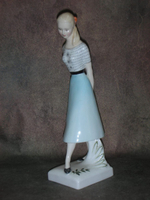 Статуэтка. Фарфор. Дама Сладкие шестнадцать. Royal Doulton. Англия