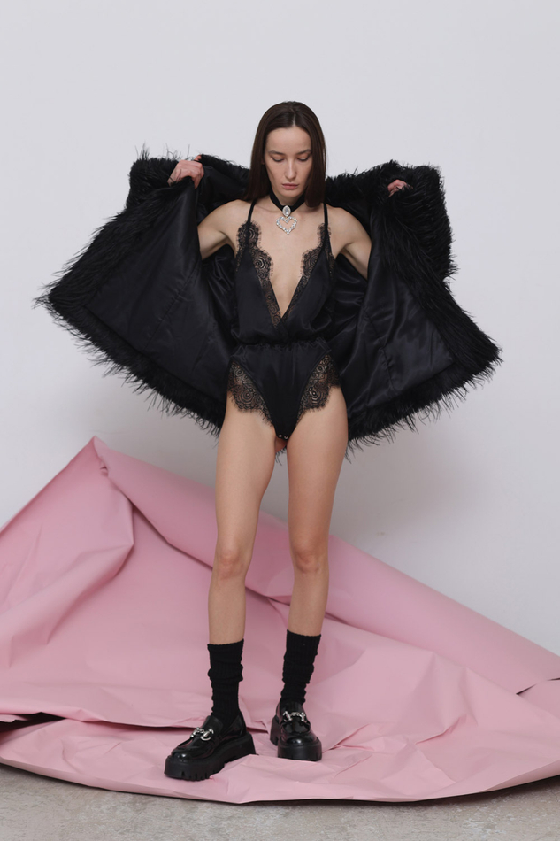 Шуба из эко-меха страуса черная