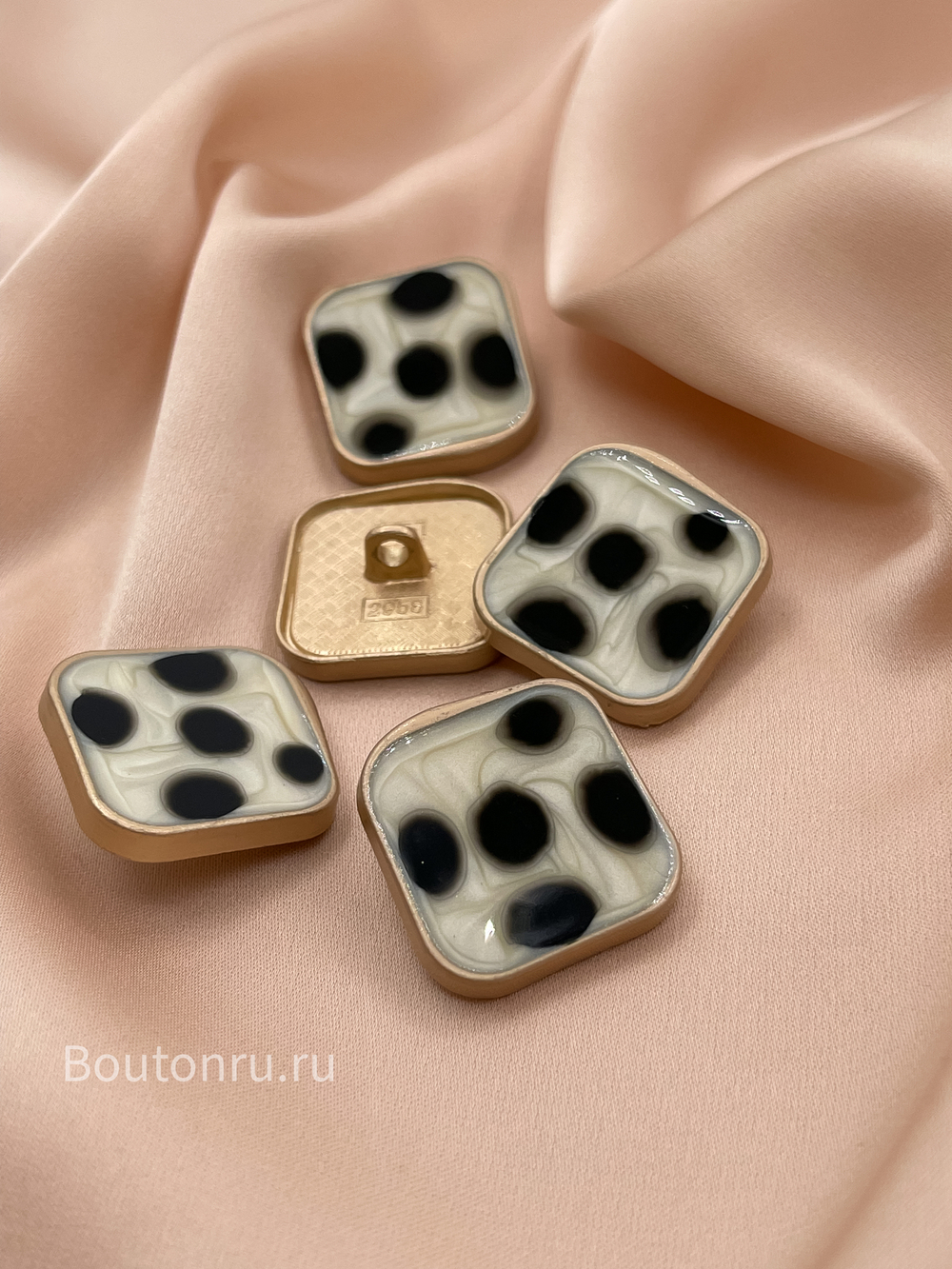 Пуговицы неровный квадрат с перламутровым камнем и черными вкраплениями (леопард) в матовом золоте