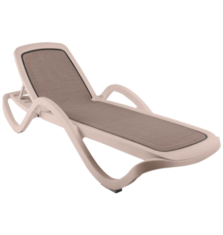 Шезлонг пластиковый с подлокотниками и тканью "Капри". Цвет: Грэй (Серо-бежевый) с тканью мокко