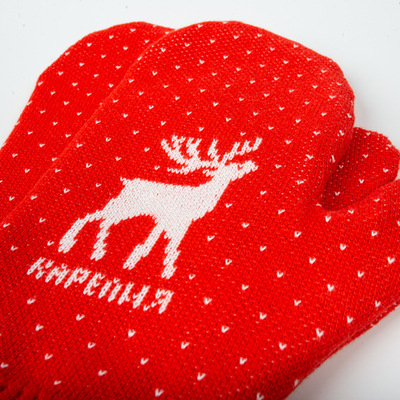 Красные вязаные варежки "Карельский олень"