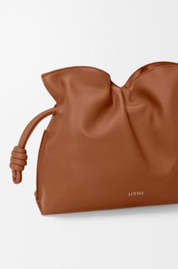 Loewe Сумка-клатч среднего размера Flamenco из телячьей кожи наппа, рыжевато-коричневый