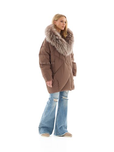 Удлиненный шоколадный пуховик с объемным капюшоном и мехом енота