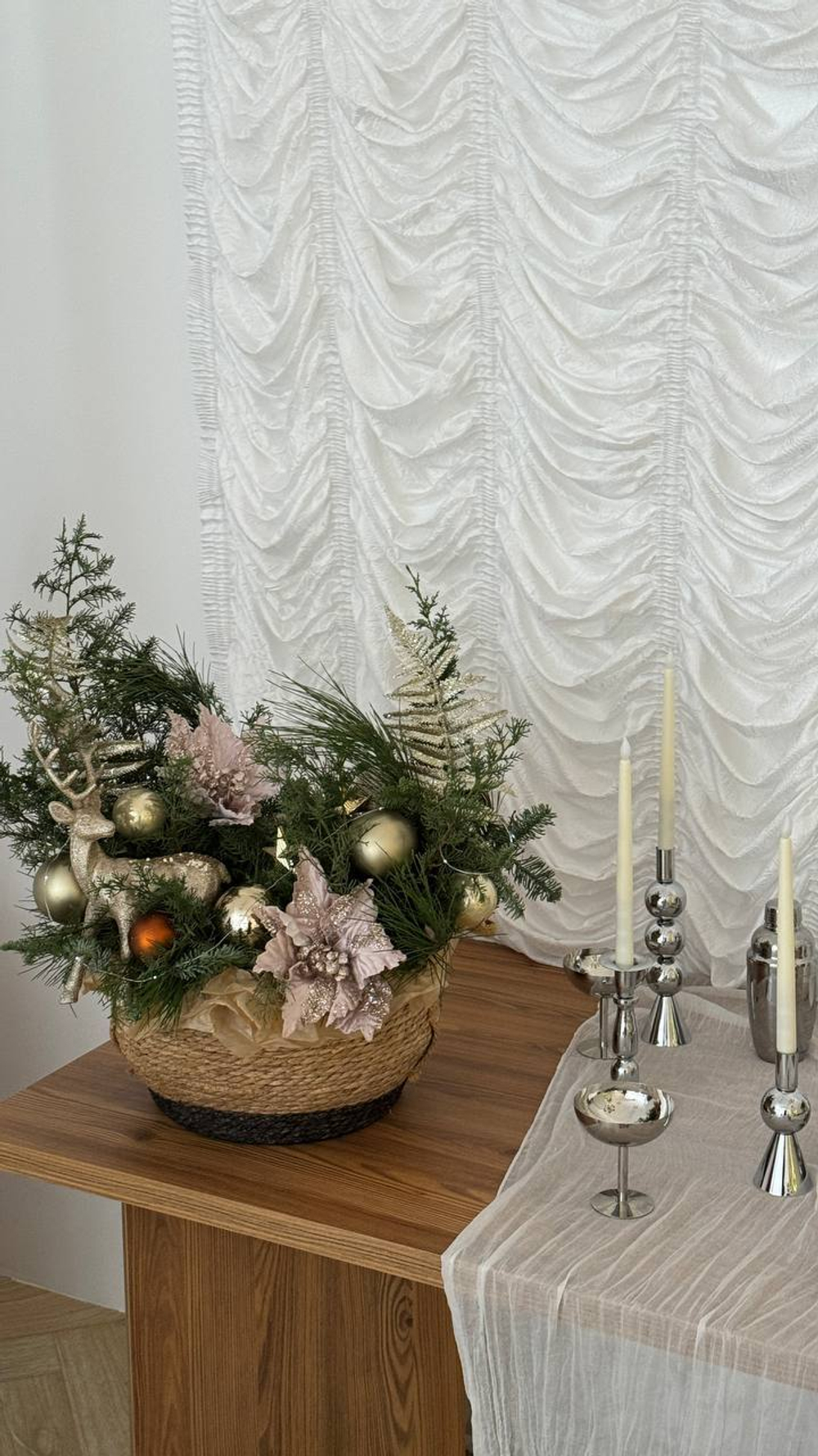 Новогодняя композиция из хвои с золотым декором