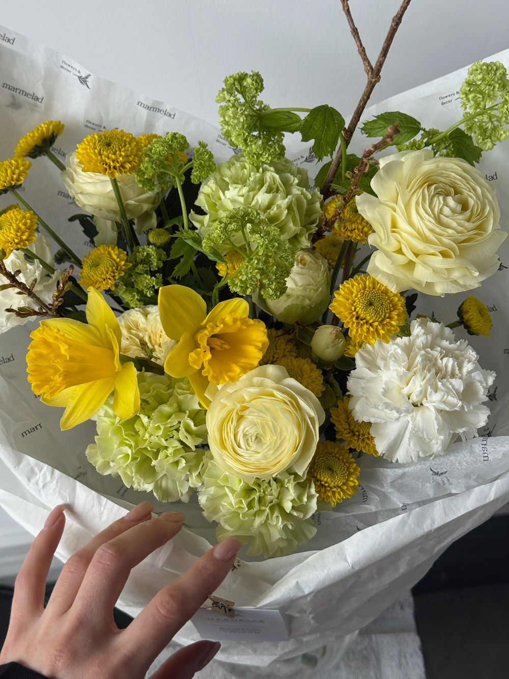 Букет из кустовых пионовидных роз, ранункулюсов, нарциссов, вибурнума и форзиции