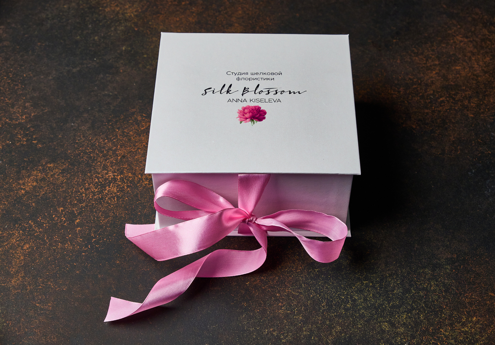 Брошь из натурального шелка "Алые сумерки"