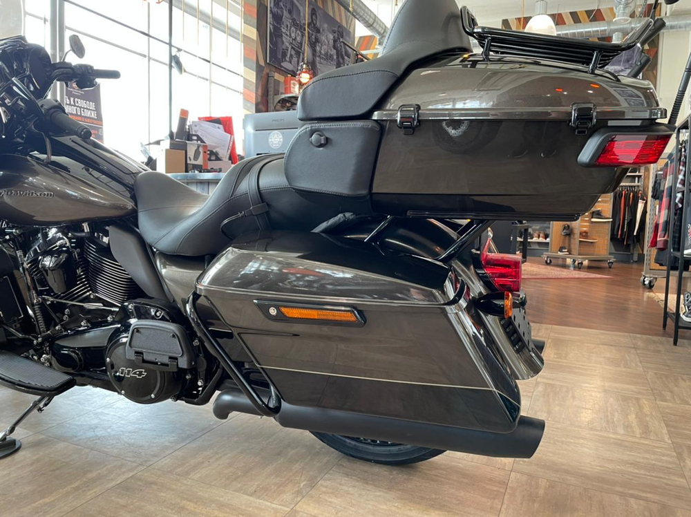 Ultra Limited, Harley-Davidson (FLHTK), 2020 "River Rock Gray / Vivid Black, Black Finish"