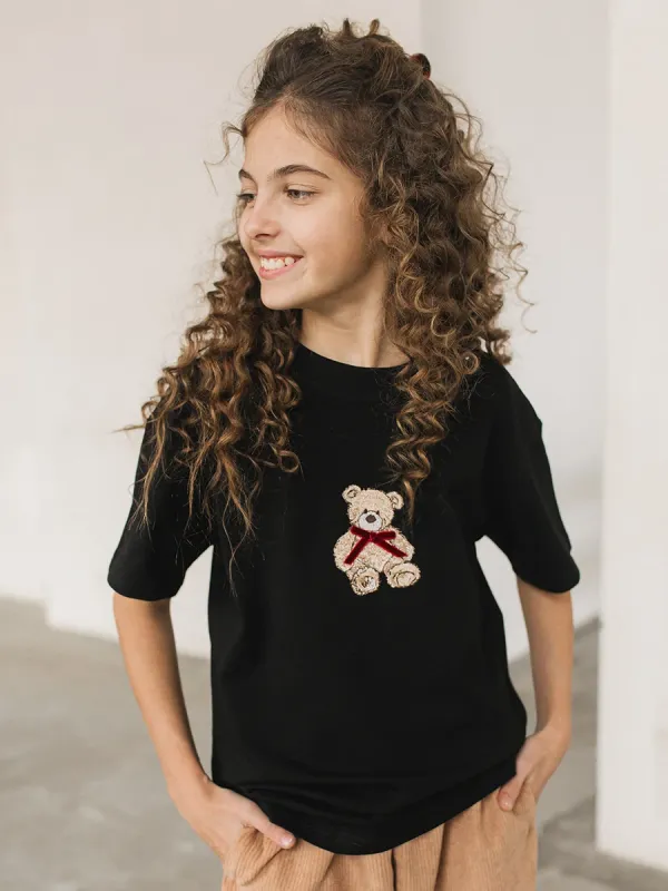 Девочка в черной футболке с вышитым медвежонком артикул 6486, , продукция швейного предприятия