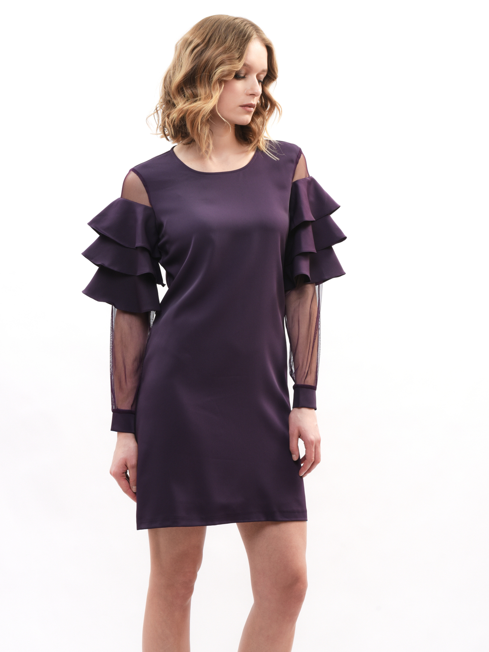 Платье с воланами на рукавах