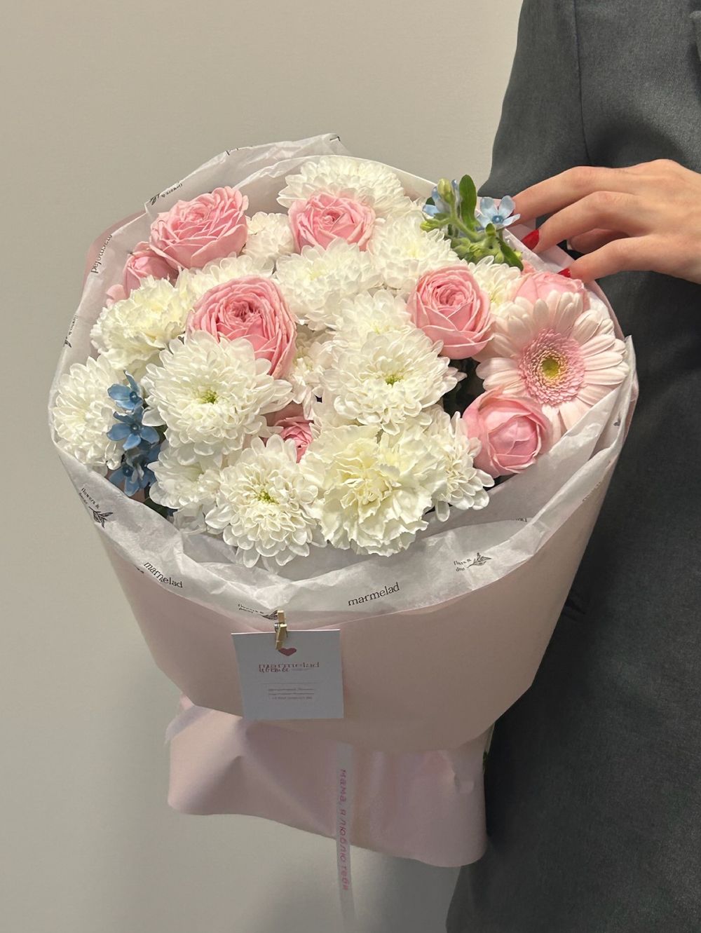 Букет из кустовых пионовидных роз, оксипеталума, минигерберы и хризантемы