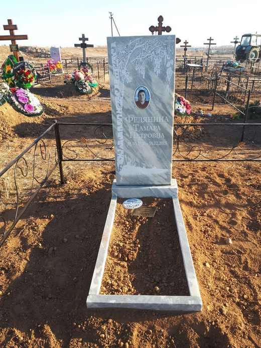 мраморный памятник с ф\к и Берёзой  оформление входит в комплект