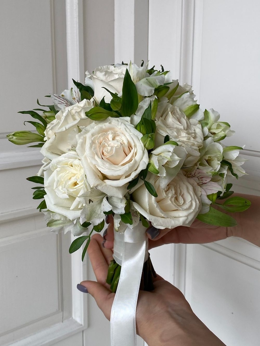Свадебный букет из одноголовых роз и альстромерии