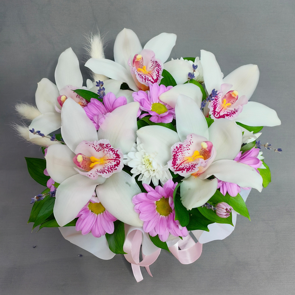 Композиция с 5 белыми орхидеями