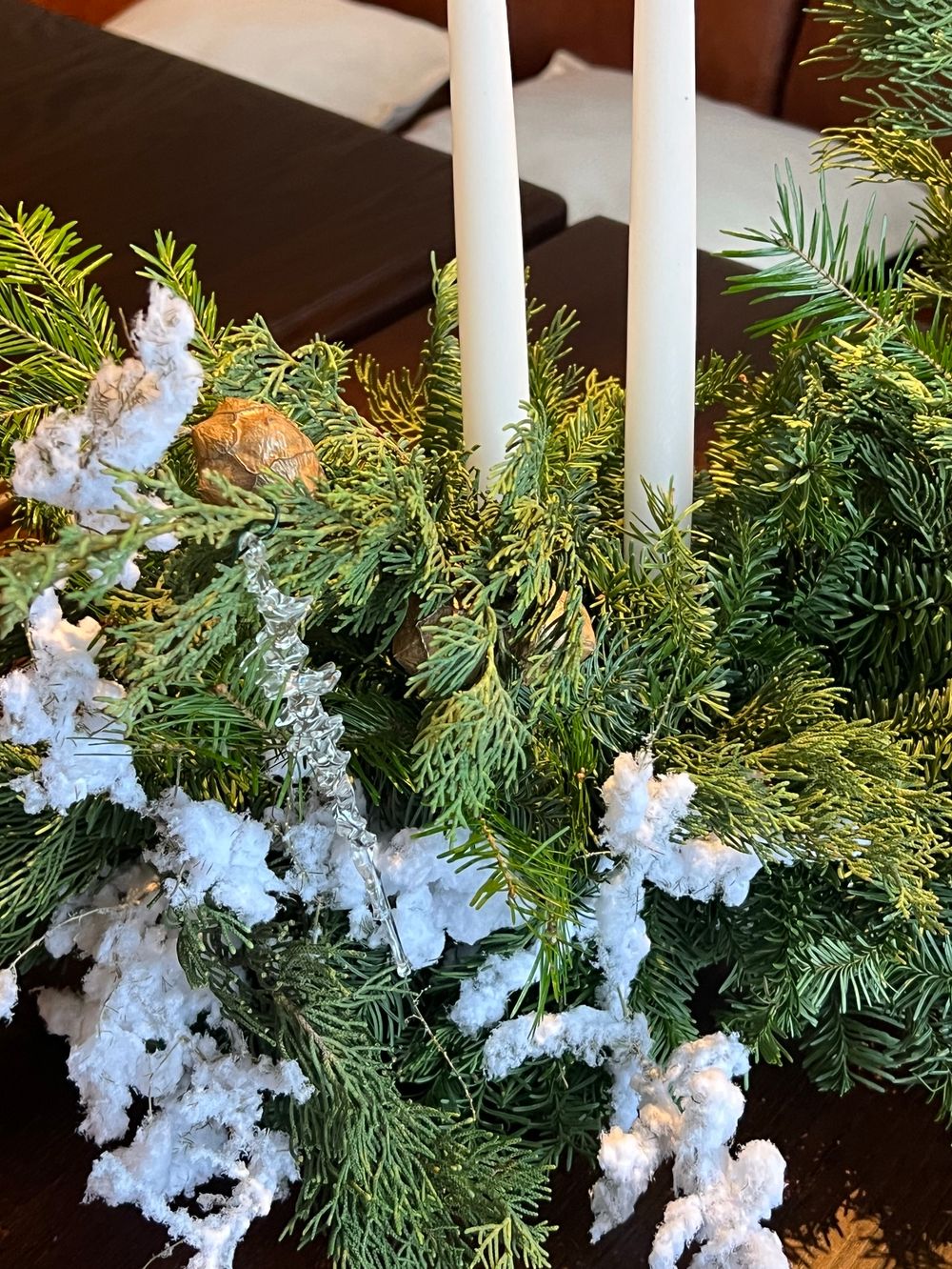 Композиция из хвои со свечами