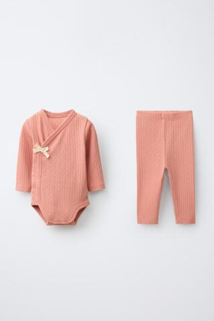 ZARA КОМПЛЕКТ ИЗ БОДИ С ЗАПАХОМ И ЛЕГИНСОВ С БАНТИКОМ, ЧЕРЕПИЧНЫЙ