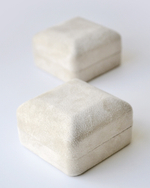 Компактный футляр с мягкой искусственной замшей.