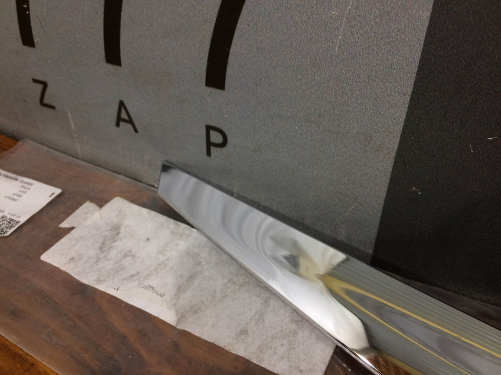 Накладка крышки багажника Mercedes E (W213) 20-нв Б/У Оригинал A2137573600