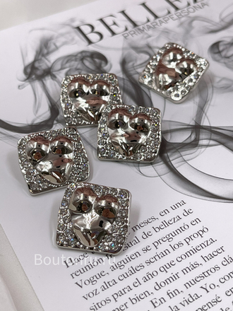 Пуговицы серебристые Скиапар. квадратные в стразах с рельефом тела