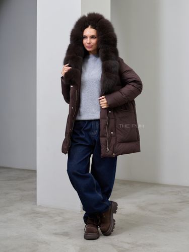 Удлиненный винный пуховик с поясом и мехом