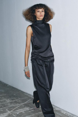 ZARA АТЛАСНЫЕ БРЮКИ С ЗАЩИПАМИ — ZW COLLECTION, ЧЕРНЫЙ